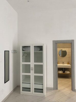 Comfort Room | 1 bedroom, individually decorated, blackout drapes, soundproofing - LudBen Dante (Naples)