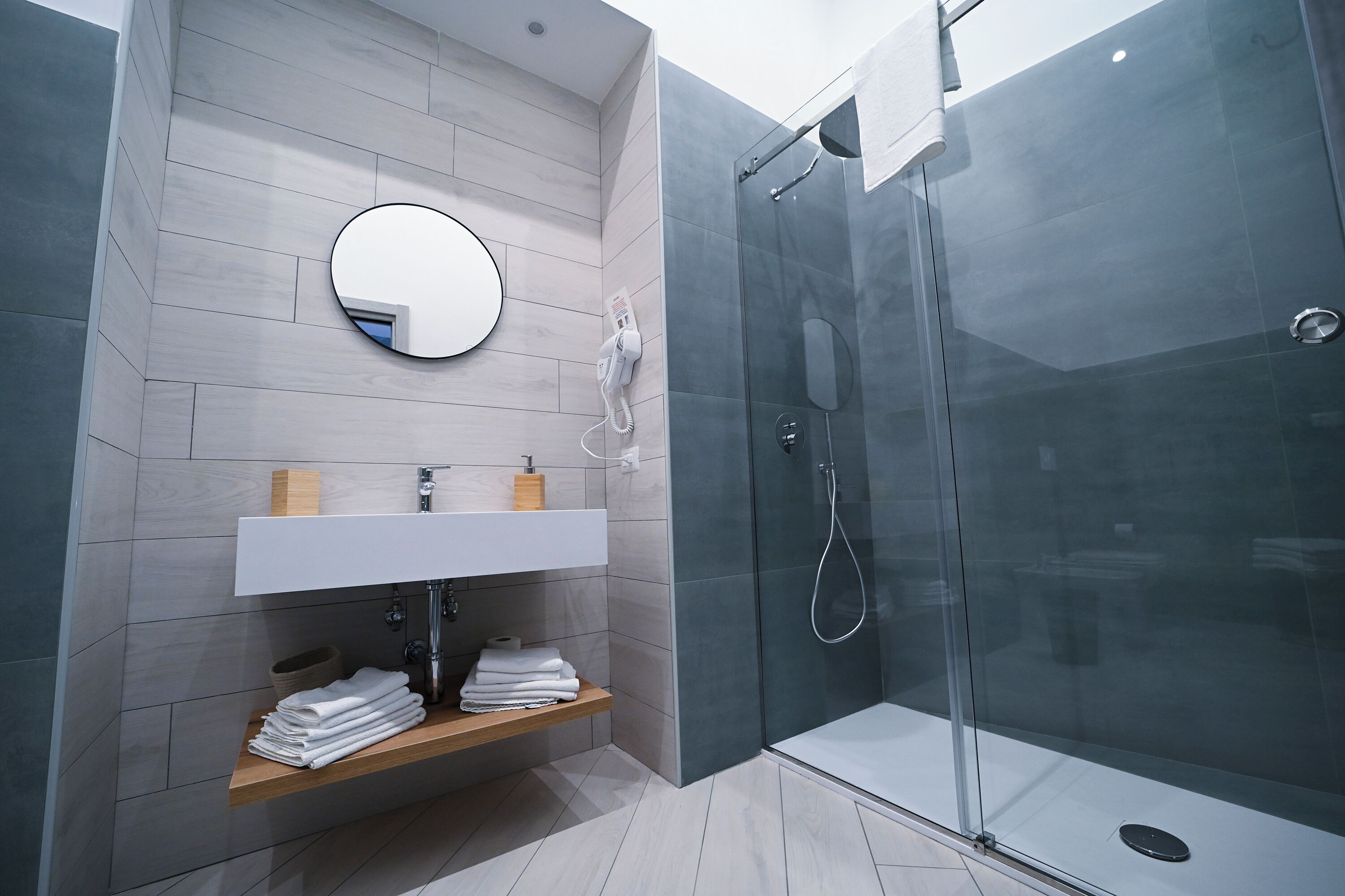 Set di cortesia gratuito, asciugacapelli, bidet, asciugamani