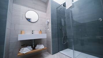 Set di cortesia gratuito, asciugacapelli, bidet, asciugamani