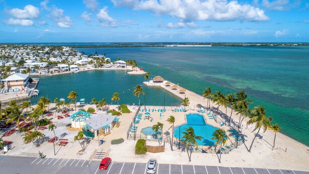 Ein Resort mit Schwimmbad, Strand und Meerblick.
