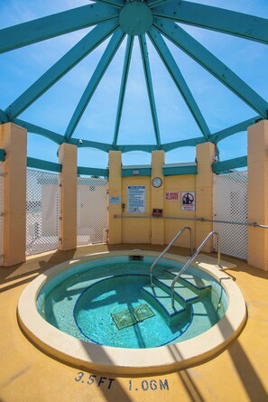 Ein kreisförmiger Pool mit blauer Umrandung und einer Dachkonstruktion.