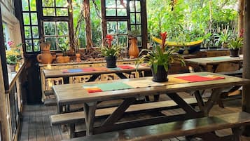 Café da manhã com buffet grátis todos os dias