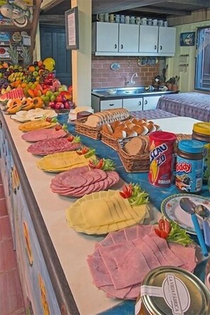 Free daily buffet breakfast - Pousada Praia do Farol (Paranaguá)