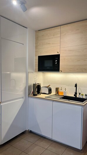 Kühlschrank, Mikrowelle, Ofen, Herdplatte