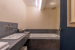 Douche, sèche-cheveux, bidet, serviettes fournies
