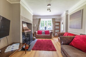 Cottage, Garden View | Living room | 40-inch LED TV with digital channels, Netflix, books - Village House - North East Escapes (Bamburgh)