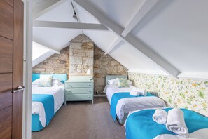 Casa rural, vistes al jardí | 4 dormitoris, roba de llit d'alta qualitat i wifi gratuïta