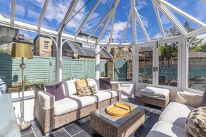 Cottage, uitzicht op tuin | Woonruimte | Een 40-inch ledtelevisie met digitale zenders, Netflix en boeken