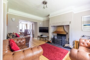 Cottage, Garden View | Living room | 40-inch LED TV with digital channels, Netflix, books - Village House - North East Escapes (Bamburgh)