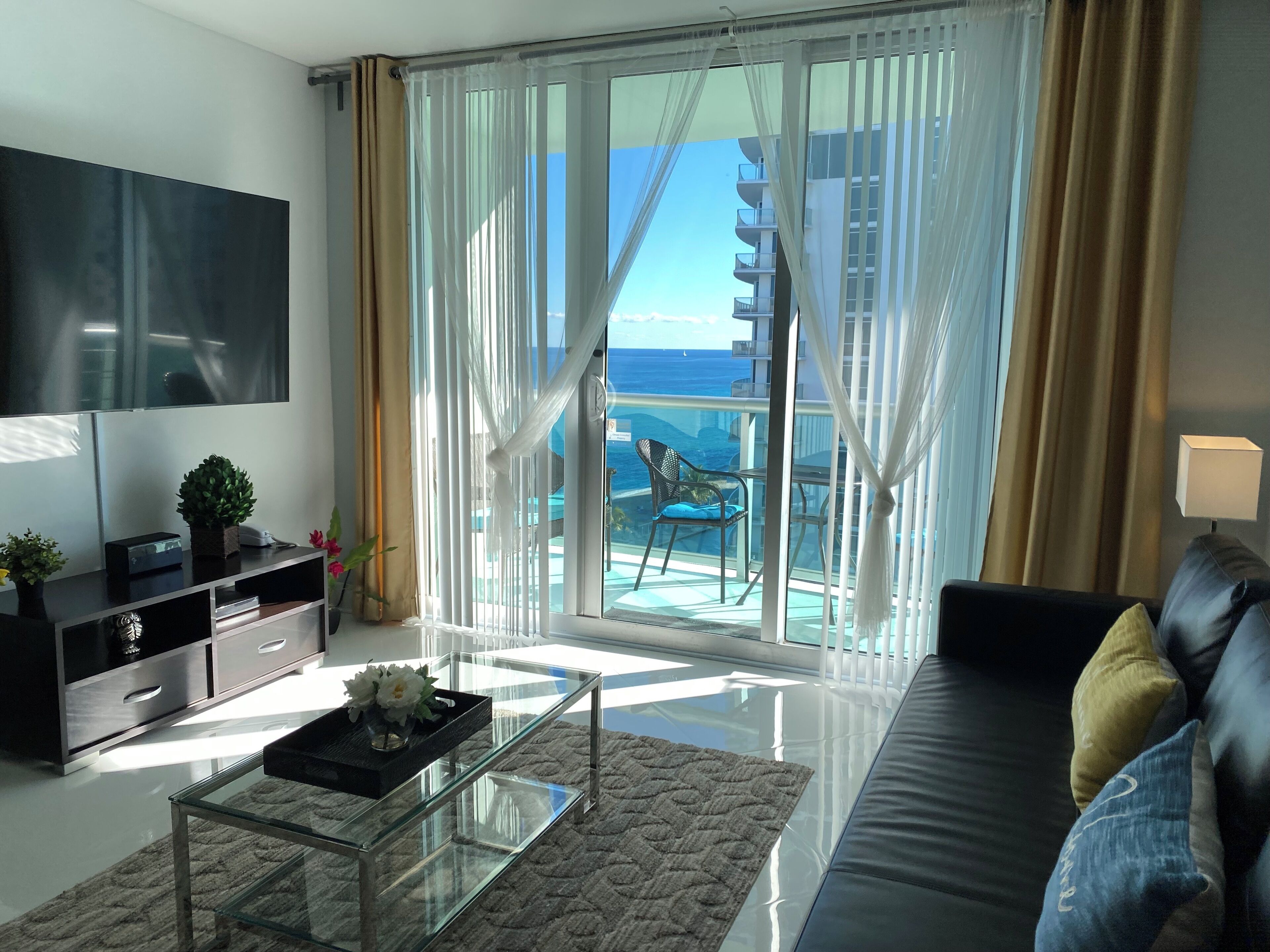 Ocean View Beach Front Condo with AC, WiFi, GYM, Heated Pool in Hollywood