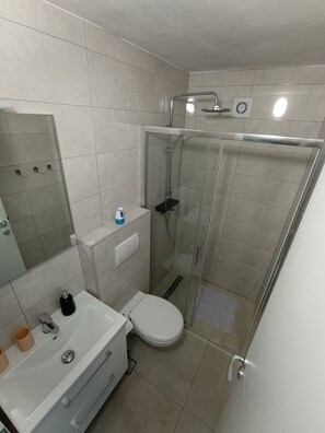 Dusj, hårføner, håndklær og såpe