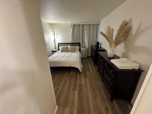 3 habitaciones, tabla de planchar con plancha, wifi y ropa de cama 