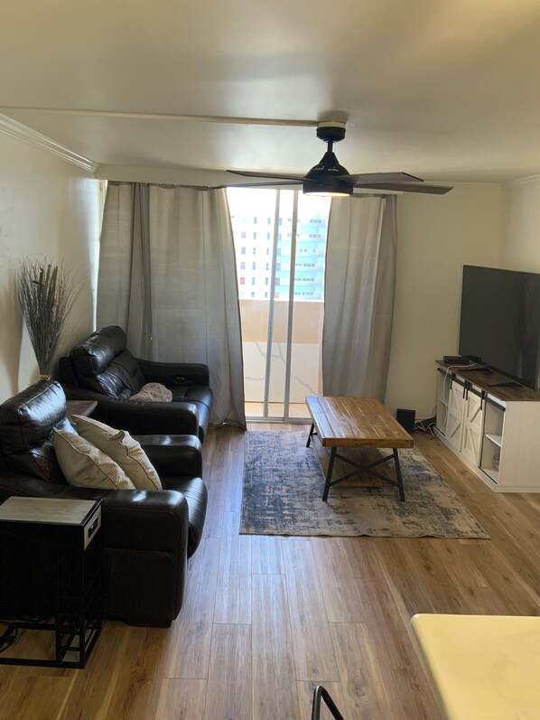 Interior - Cozy 3-bedroom apartment with WiFi in Centrally located Honolulu Salt Lake (Honolulu)