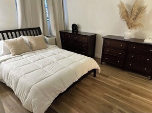 3 habitaciones, tabla de planchar con plancha, wifi y ropa de cama 