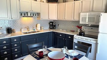 Cookware/dishes/utensils, dining tables