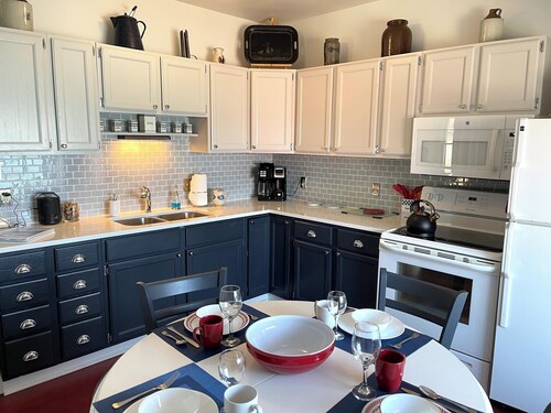 Historic Lighthouse Assistant Keeper's Apartment just off M22 north of Frankfort