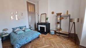 2 chambres, fer et planche à repasser, lit de bébé portatif