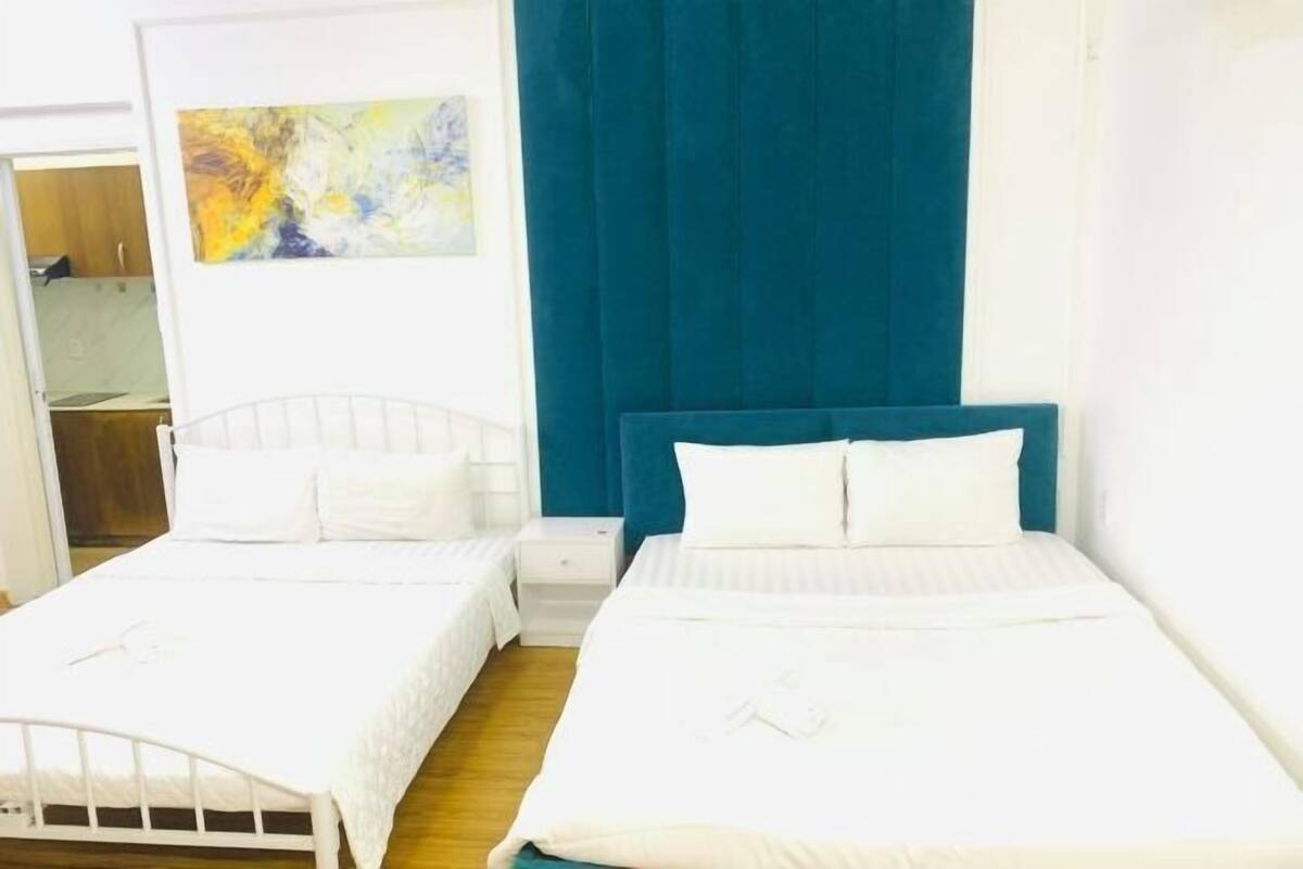 1 bedroom, Egyptian cotton sheets, premium bedding, down comforters