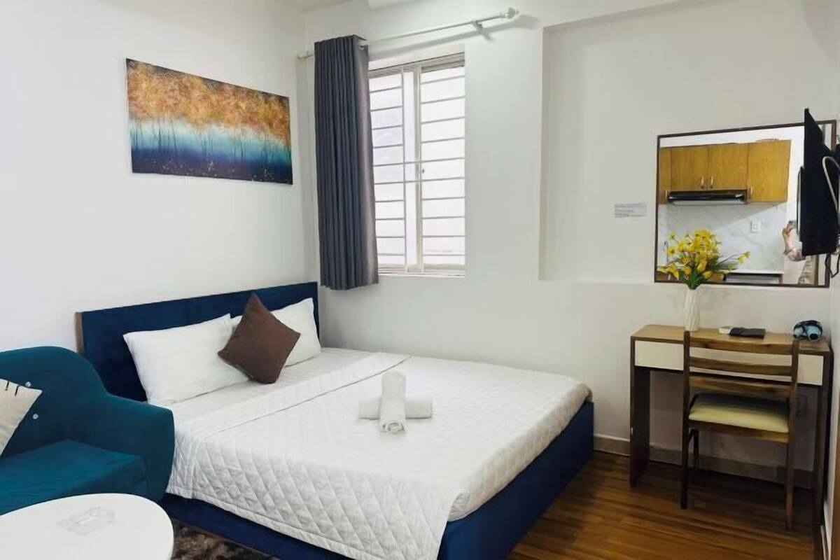 1 bedroom, Egyptian cotton sheets, premium bedding, down comforters