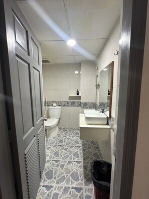 Basic Apartment, 1 Bedroom | Bilik Mandi | Pancuran mandi, hulu semburan hidrourut 