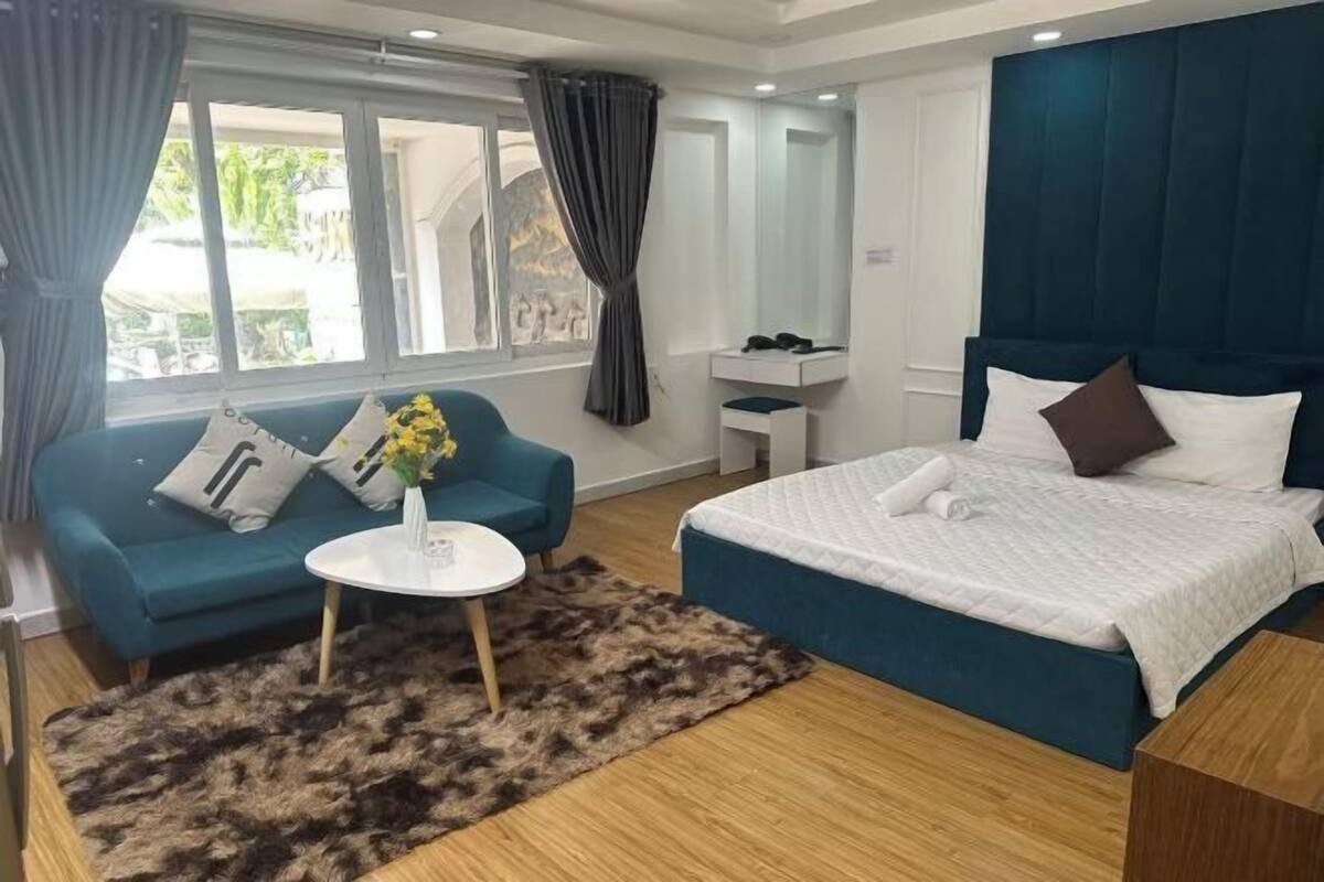 1 bedroom, Egyptian cotton sheets, premium bedding, down comforters