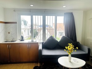 Căn hộ Deluxe, 1 phòng ngủ, quang cảnh thành phố | Bếp nhỏ riêng | Tủ lạnh, bếp nấu, nồi cơm, dụng cụ nấu nướng/bát dĩa/dao nĩa 