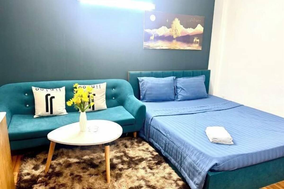 1 bedroom, Egyptian cotton sheets, premium bedding, down comforters