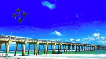 Playa en los alrededores y toallas de playa