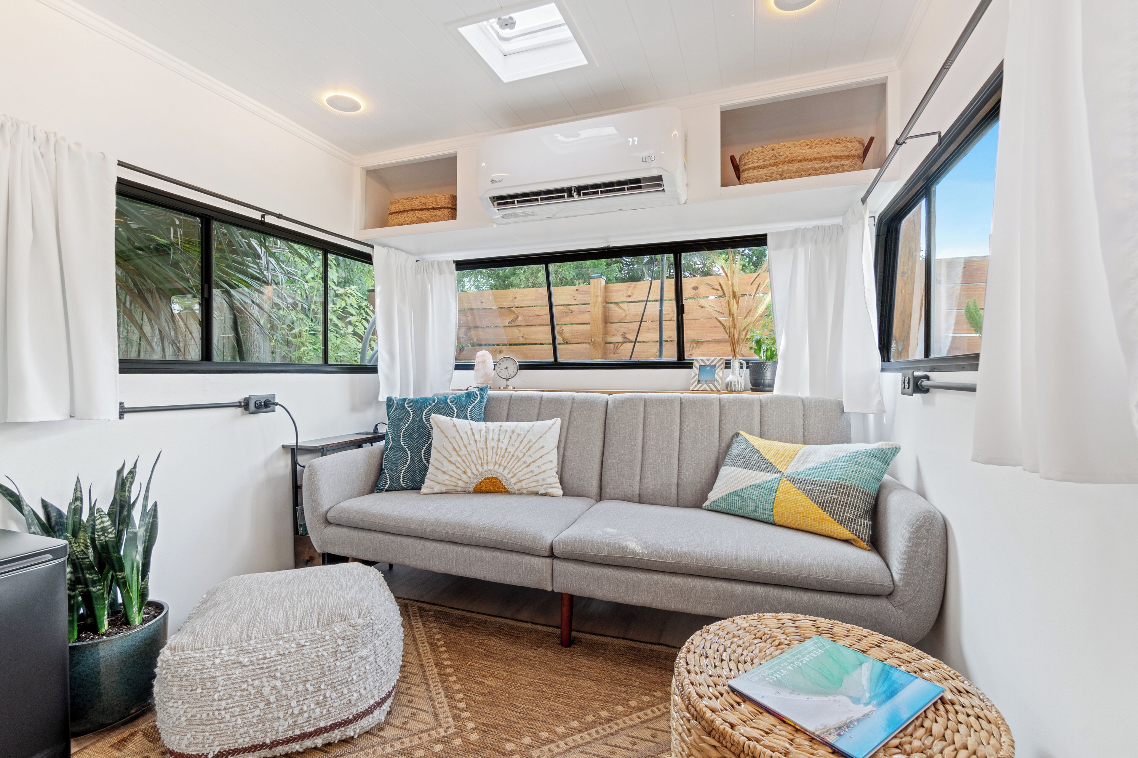 Smart TV, chimenea y libros 