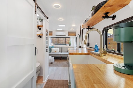 内装. Renovated 1970’s retro camper on Bayou Grande in Pensacola with walking trail.