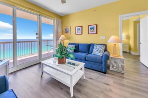 Leilighet, 1 kingsize-seng med sovesofa (Sunrise Beach #2107) | Oppholdsområde | TV