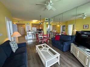 Apartamento, 1 cama de matrimonio grande con sofá cama (Sunrise Beach #2107) | Zona de estar | Una televisión