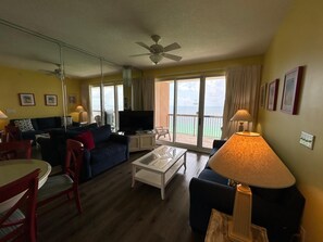 公寓客房, 1 張特大雙人床和 1 張沙發床 (Sunrise Beach #2107) | 起居區 | 電視