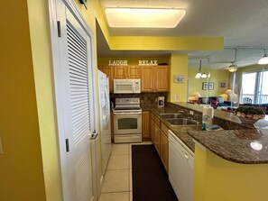 Apartamento, 1 cama de matrimonio grande con sofá cama (Sunrise Beach #2107) | Cocina privada | Horno y tostadora