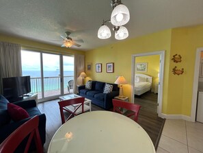 公寓客房, 1 張特大雙人床和 1 張沙發床 (Sunrise Beach #2107) | 用餐區