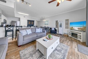 Condo, 1 cama King size y sofá cama (Tidewater 2604 - SunBeam Dreams) | Área de sala de estar | Televisión 
