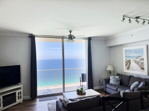 Apartment, 1 King-Bett und Schlafsofa (Tidewater 2604 - SunBeam Dreams) | Wohnbereich