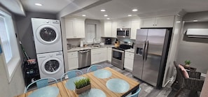 Fridge, microwave, oven, stovetop - Cute, newly finished in Hampton (Hampton)