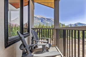 Property grounds - Designer Penthouse | Three Sisters Views (Canmore)