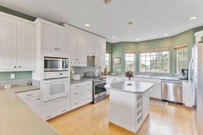 Frigorífic, microones, forn i placa de cuina 