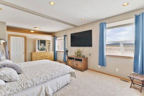 4 bedrooms, desk, iron/ironing board, free WiFi