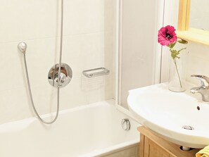 Apartamento panorámico, vistas a la montaña | Baño | Secador de pelo, toallas, jabón y champú