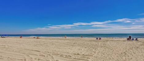 Chaises longues, serviettes de plage