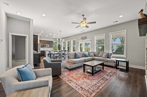 TV, fireplace, books - North Myrtle Beach Home - Winter Paradise
 (North Myrtle Beach)