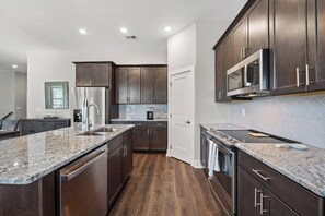 Microondas, horno, lavavajillas y cafetera y tetera 