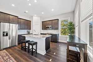 Mikrowelle, Ofen, Geschirrspüler, Wasserkocher mit Kaffee-/Teezubehör