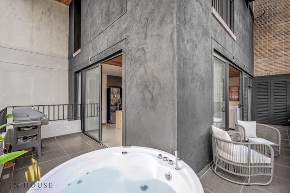 Outdoor spa tub