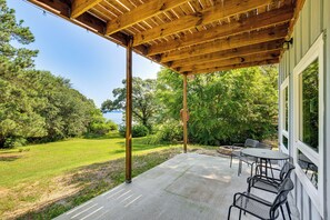 Outdoor dining - Frankston Vacation Rental: Walk to Lake Palestine! (Frankston)