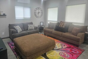 TV - Frankston Vacation Rental: Walk to Lake Palestine! (Frankston)