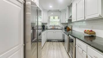 Coffee/tea maker, fridge, microwave, stovetop